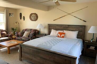 تختخواب و صبحانه Fox Hollow Inn