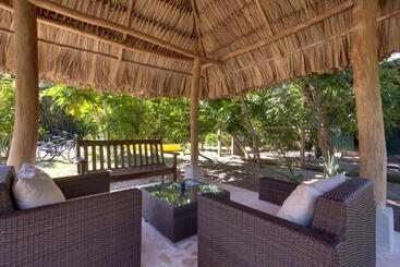 פנסיון Bayshore Bijou Suites