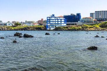 בית מלון כפרי On The Sea Pension