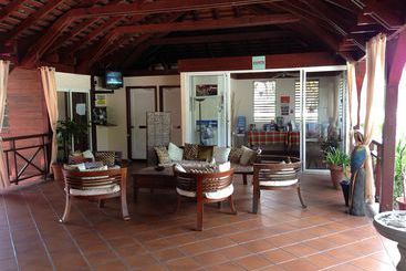 هتل Captain Oliver's Resort & Marina