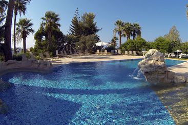 هتل Latchi Family Resort