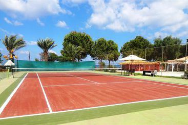 هتل Latchi Family Resort