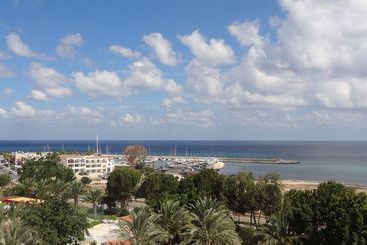 هتل Latchi Family Resort