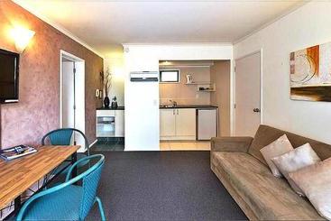 Accolade Lodge Motel