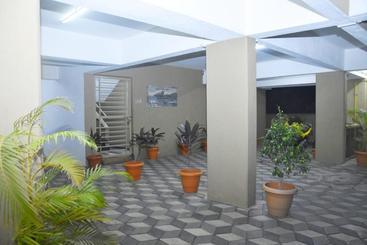 هتل Fab Nido Residency