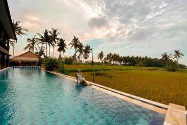 هتل The Sawah Resort & Villa