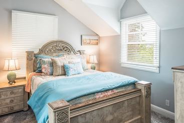 3703 La Gloria Cottagebythesea