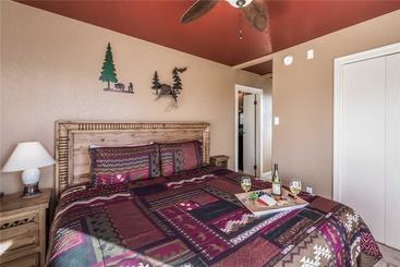 2 Spirit Lodge  Two Bedroom Cabin With Hot Tub
