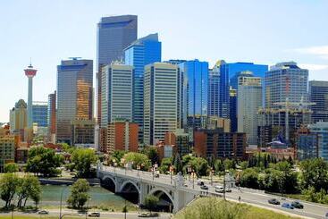 Отель Hampton Inn & Suites By Hilton Calgary  University Northwest