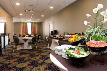 هتل Holiday Inn & Suites Mississauga West Meadowvale, An Ihg