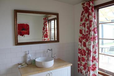 تختخواب و صبحانه Victoria Cottage