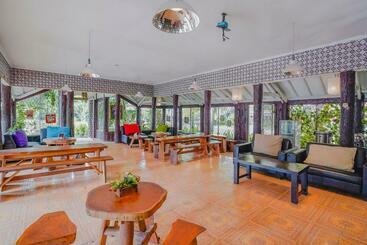 Hotel Reddoorz Plus Near Tapal Kuda Cugenang Cianjur