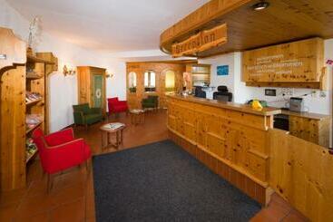 Matterhorn Valley Garni Hotel La Collina