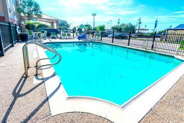 هتل Econo Lodge Inn & Suites East Houston I10