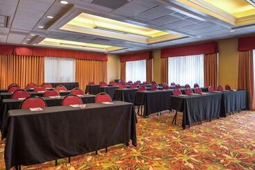 هتل آپارتمان Hampton Inn & Suites Charlottearrowood Rd