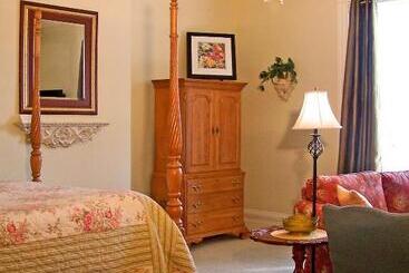 Lyndon House Bed & Breakfast