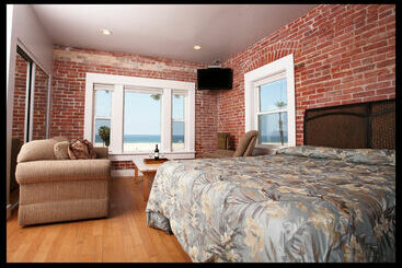 Venice Beach Suites & Hotel