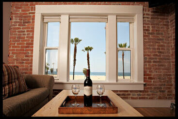 Venice Beach Suites & Hotel