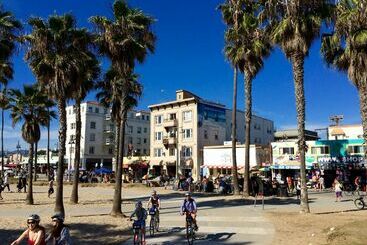 Venice Beach Suites & Hotel