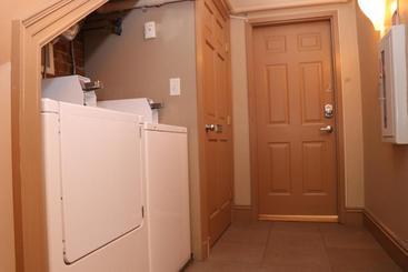 Stylish Downtown Studio In The Southend, C.ave# 3