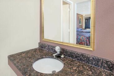 هتل Imperial Inn Grand Blanc