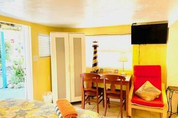 هتل Sun Deck Inn & Suites