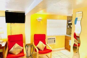 هتل Sun Deck Inn & Suites