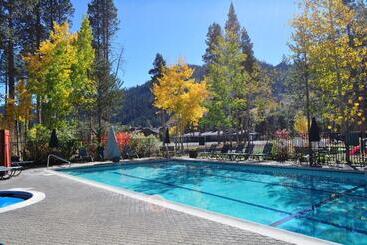 אתר נופש Olympic Village Inn Olympic Valley