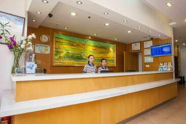 בית מלון כפרי 7days Inn Huaihua Train Station Square
