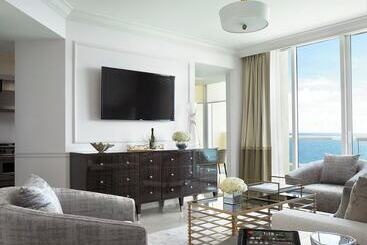 בית מלון כפרי Acqualina Resort And Residences