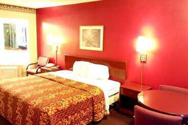 בית מלון כפרי Red Carpet Inn & Suites