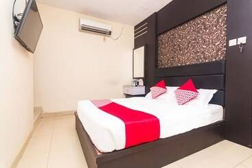 فندق Grand Palace By Oyo Rooms
