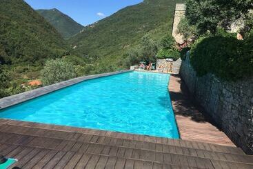 إقامة Stunning Medieval Setting Surrounded By Mountains