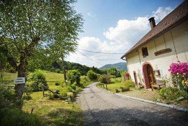 مبيت وإفطار Ferme Auberge à La Colline