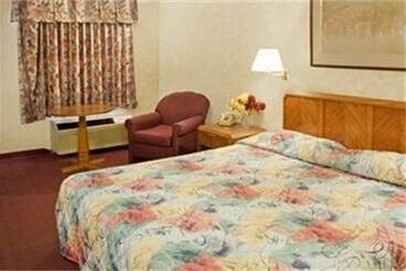 هتل Airport Inn & Parking Vandalia
