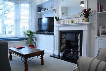 کلبه Modern Family Home Near Wimbledon With Garden