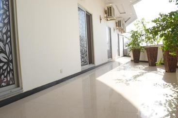 هتل De Raj Sialkot