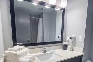 בית מלון כפרי Quality Inn Roseville Detroit North