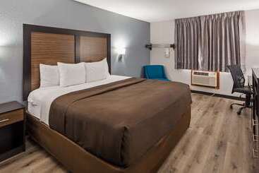هتل Ramada By Wyndham Cedar Rapids South