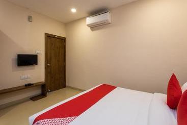 Hotel Oyo 62615  White House