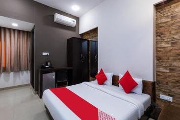 Hotel Oyo 62615  White House