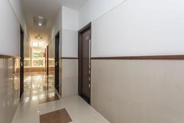 Hotel Oyo 62615  White House
