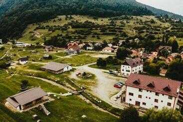 فندق Pensiunea 3 Brazi Zarnesti