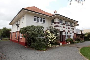 تختخواب و صبحانه Park House