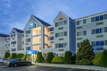 هتل Days Inn & Suites By Wyndham Groton Near The Casinos