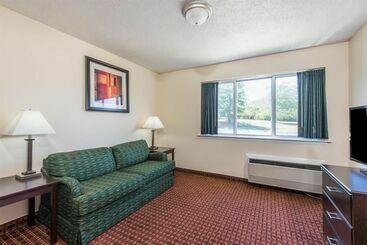 هتل Days Inn & Suites By Wyndham Groton Near The Casinos