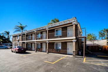 هتل Regency Inn & Suites Downey