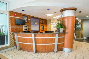 هتل Solara Surfside Resort