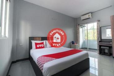 호텔 Oyo 715 Apartment Khunpu