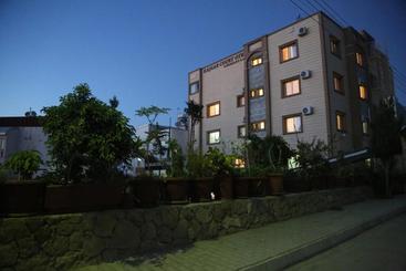هتل Kasgar Court